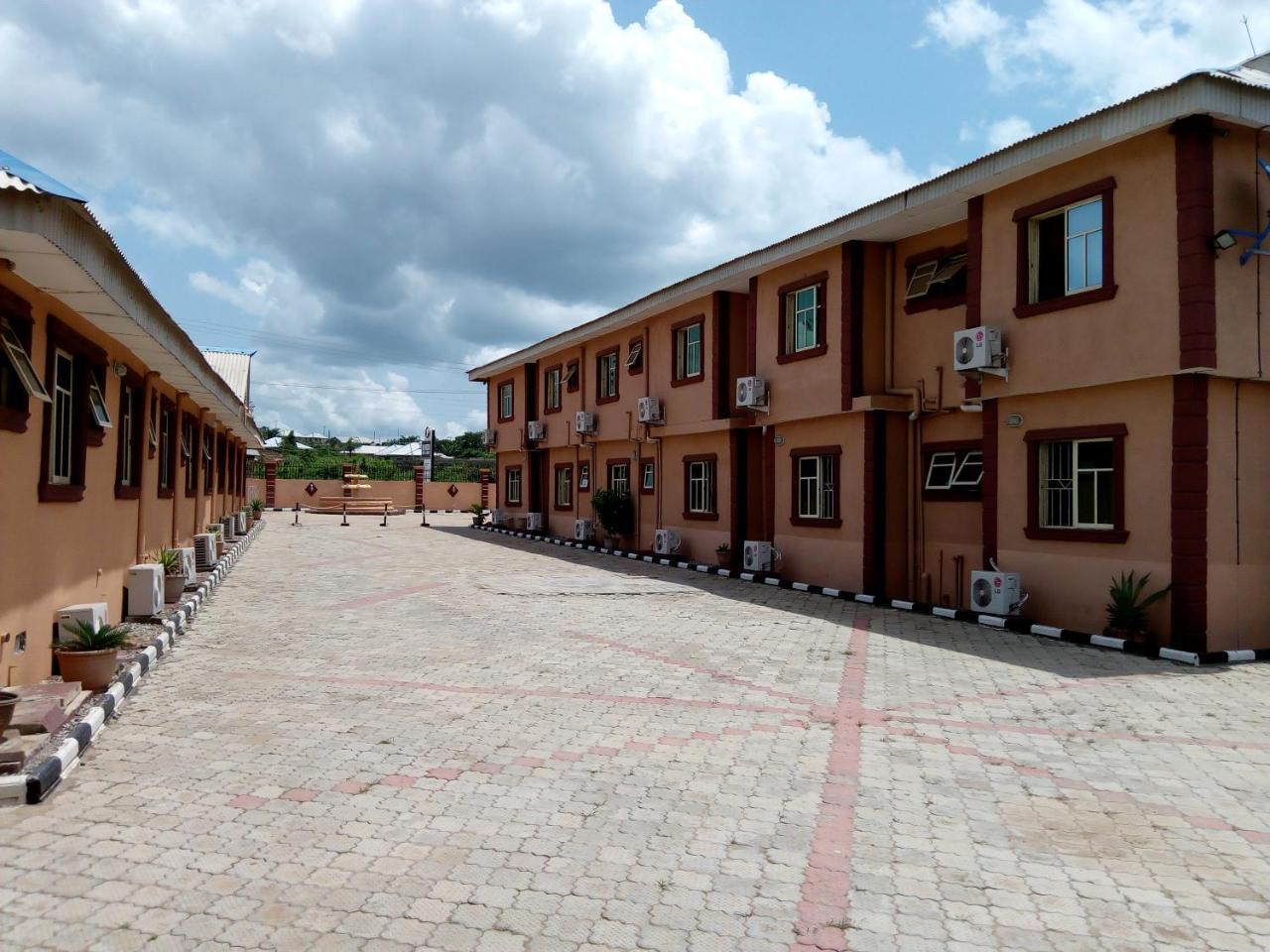 Gen-Preston Hotel And Suites Papalanto Exterior foto
